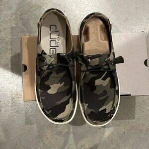 NEW hey dude Wendy Camo women’s size 7